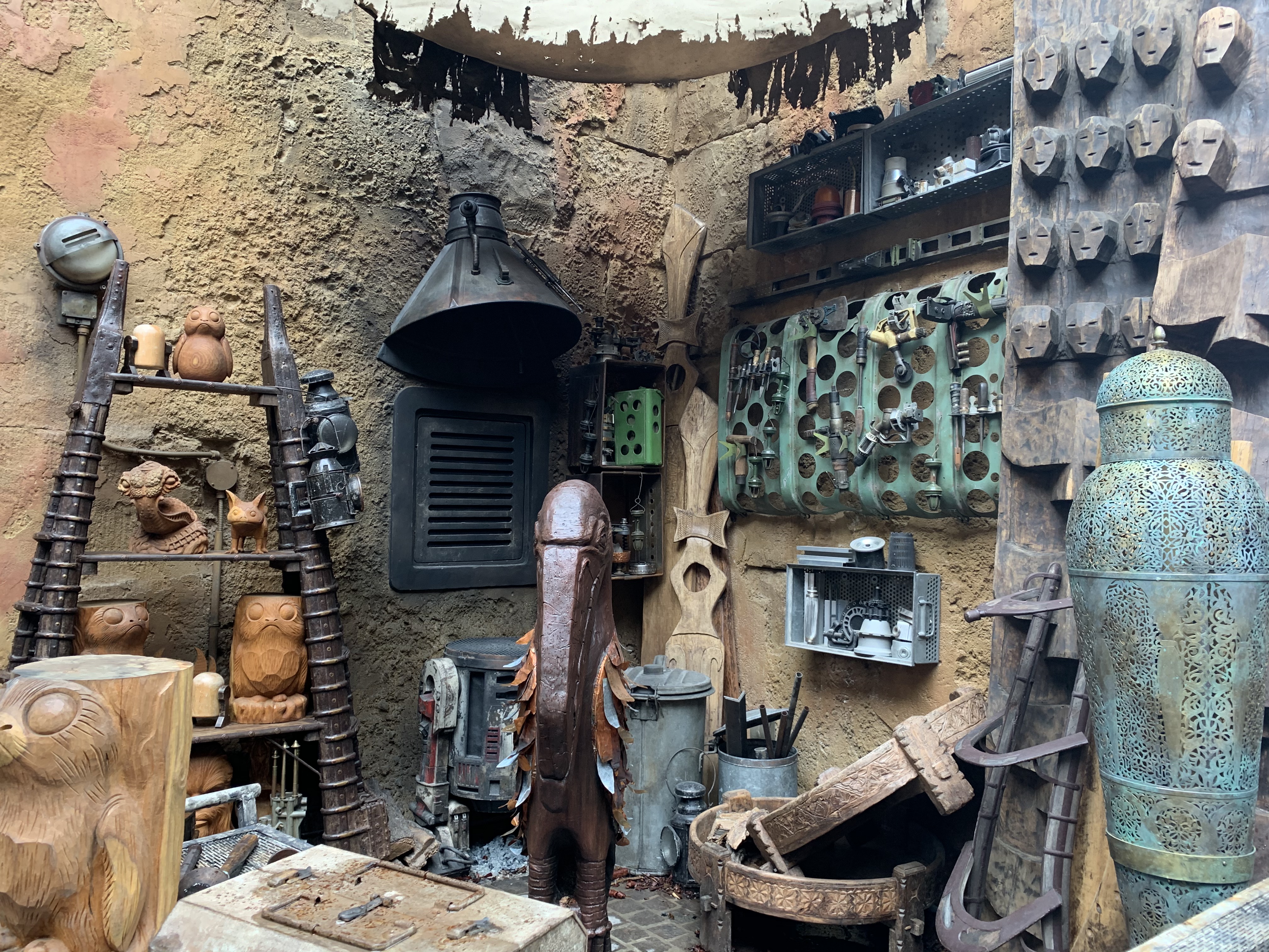 Trinkets at a work station in Batuu